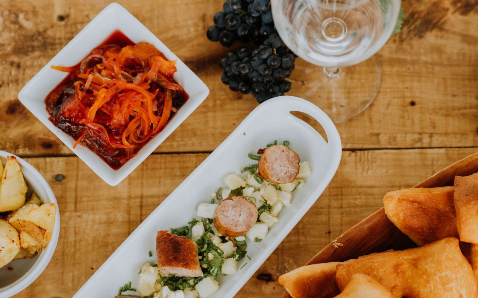 Picada y vino en Bodega Familia Schroeder